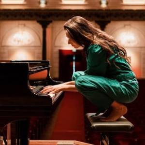 Nieuw Pianoconcert van Ludovico Einaudi gespeeld door Iris Hond