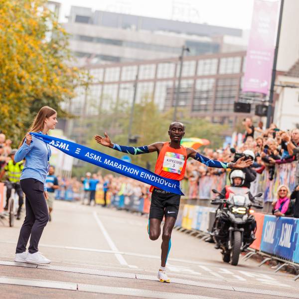 Kenneth Kipkemoi verbreekt parcoursrecord ASML Marathon Eindhoven