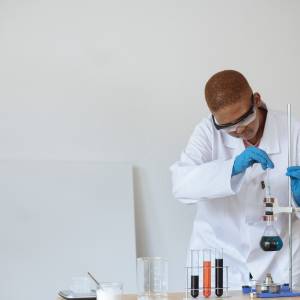 Fontys bouwt mee aan het Chemie ‘Robotlab’ van de toekomst