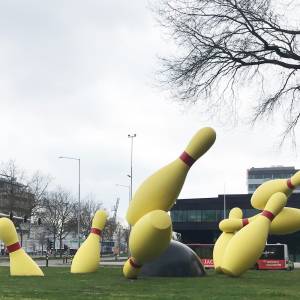 The Flying Pins in Eindhoven: why are they yellow?
